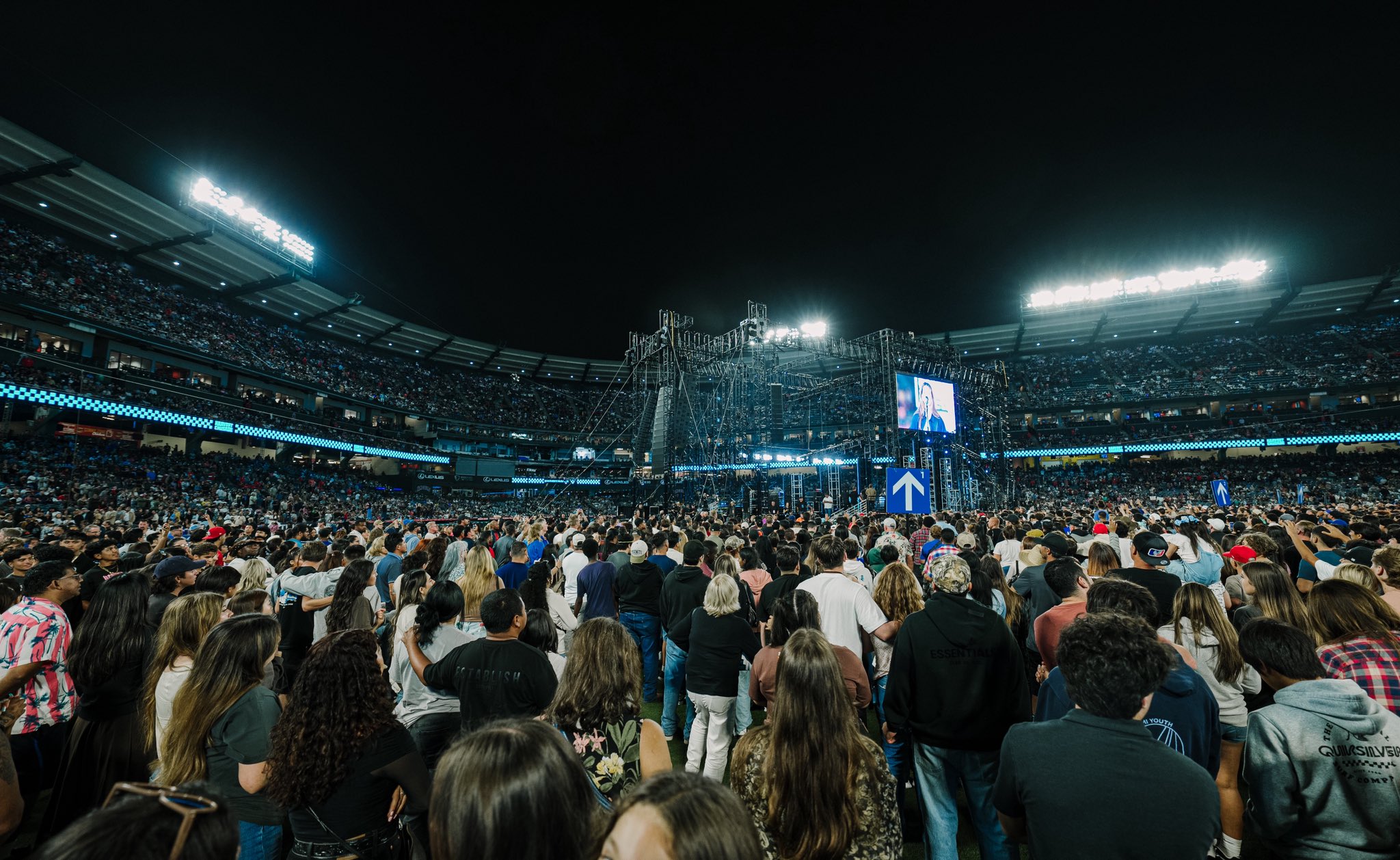 Thousands Accept Christ at California Harvest Crusade - Todd Starnes